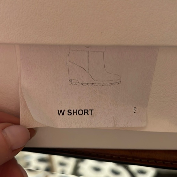 Moncler w short wedge boot size 40.5.
Worn twice. In amazing shape - Picture 10 of 13